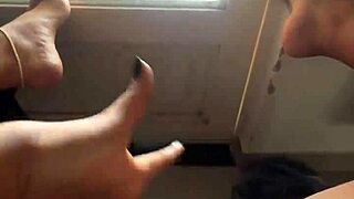 paseandome por el anden para que mis vecinos se antojen de mi culo me encanta provocar a un vecino que tengo