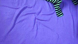 Atrapada masturbandose por compañero de cuarto