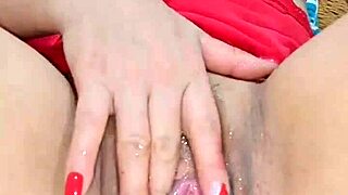 Masturbándose sola hasta el orgasmo con su clítoris y coño