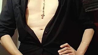 guy jerks off in shirt practicing cum control