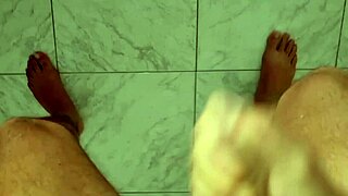 Apri la bocca e bevi la mia sborra troia dialogo sporco italiano - sborrata di un ragazzo sexy in t-shirt