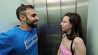 me follo a mi vecina brunette en las escaleras con doggystyle y misionero en casa licking her shaved pussy