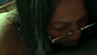 la mama de mi amigo me rogó que le mamara su coño hambriento