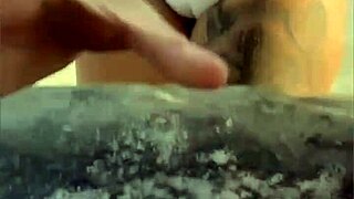 hoje eu vou dar só uma chupadinha no swollen pussy lips at beach