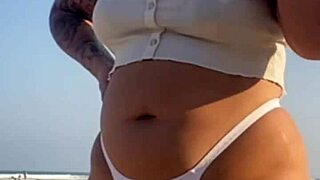 hoje eu vou dar só uma chupadinha no swollen pussy lips at beach