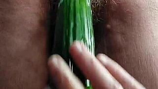 i'm oma an i fuked my old harry pussy with huge komkommer!!