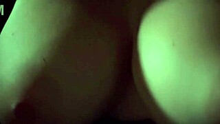 इटालियन मिल्फ आर्टेमीसिया के मोटे चूचियां हॉट सोलो निप्पल सेशन में उछल रही!