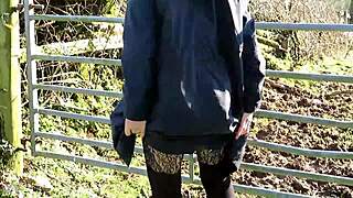 hey look at this kinky housewife flashing gear outdoors!!