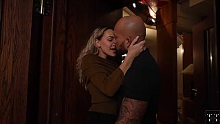 How do you celebrate Christmas with a bodybuilder's huge monster cock creampie explosion?