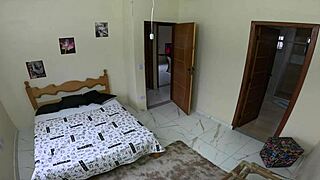 amigo gozando na buceta da esposa do melhor amigo no hostel com creampie doggystyle 😈