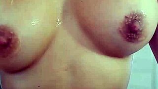 desperte a mi hermanastro masturbando su polla con mi mano hasta mojar mis tetas enormes