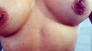 desperte a mi hermanastro masturbando su polla con mi mano hasta mojar mis tetas enormes